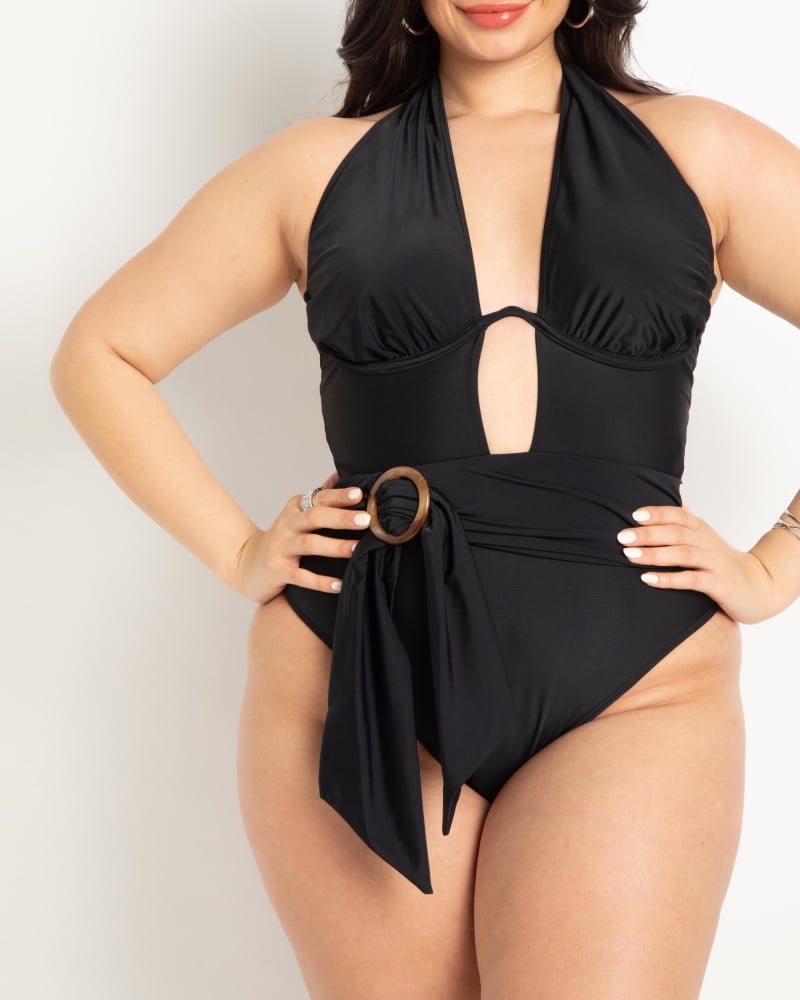 Front of a model wearing a size 14 Twist Halter Swimsuit with Underwire Detail in Black by ELOQUII. | dia_product_style_image_id:272913